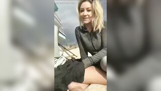 Süße Blondine Amateurin gibt an einem öffentlichen Strand einen Blasen