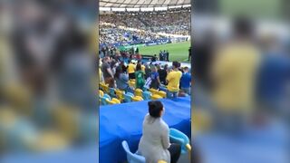 Wunderschöne Latina mit tollem Arsch und Körper tanzt nackt in einem öffentlichen Stadion