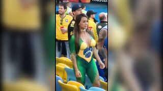 Wunderschöne Latina mit tollem Arsch und Körper tanzt nackt in einem öffentlichen Stadion