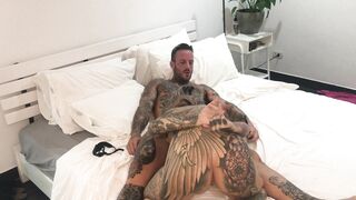 Geile Frau voller Tattoos macht zum ersten Mal Sex vor der Kamera