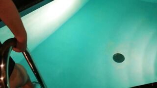 Oralsex am Pool im Freien