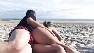 Öffentlicher Analsex und Besamung mit Frau am Strand