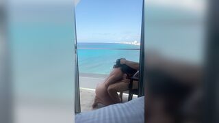 Amateur Blasen auf dem Balkon im Urlaub