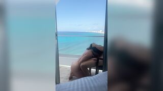 Amateur Blasen auf dem Balkon im Urlaub