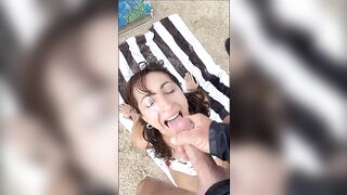 Große Ejakulation im Gesicht der Frau am Strand