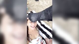 Große Ejakulation im Gesicht der Frau am Strand